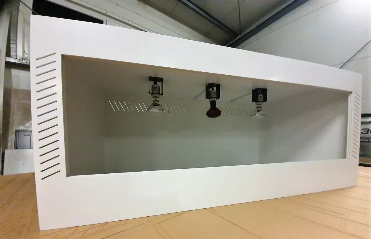 Nowe terrarium dla żółwia domowego, z oświetleniem. Zastanawiasz się, ile kosztuje żółw domowy? To zależy od gatunku i wieku.